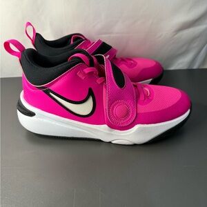 Nike Team Hustle D 11 Basketball Sneaker - Kids'